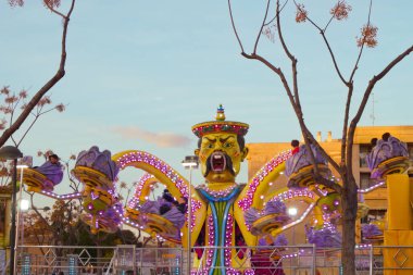 Şubat, 2020. Valencia, İspanya. Kasaba festivallerinde eğlenmek için faaliyet gösteren ahtapot tipi bir panayır görüntüsü.