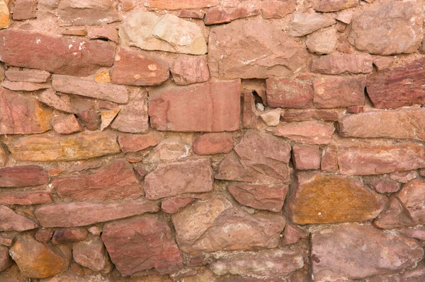 Detailní Záběr Stěny Vytvořené Nepravidelně Naskládanými Okrovými Kameny Pozadí Kopírovacím — Stock fotografie