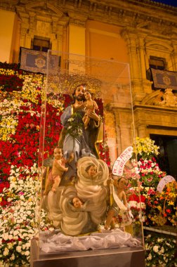 Mart 2016. Valencia, İspanya. Fallas şenlikleri sırasında Virgen de los Desamparados 'a çiçek sunulmasının yanında Aziz Joseph' in resminin yakın çekimi (Valencia, İspanya)