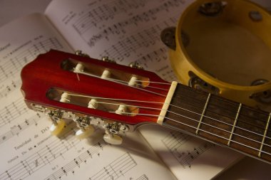 Gitar çalmayı öğrenmek için tef çalan klasik bir İspanyol gitarının görüntüsü.