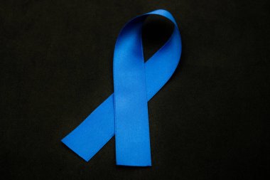 Sosyal reddedilmeye yol açan bir hastalığın ya da insan davranışının anısına mavi kurdele resmi.