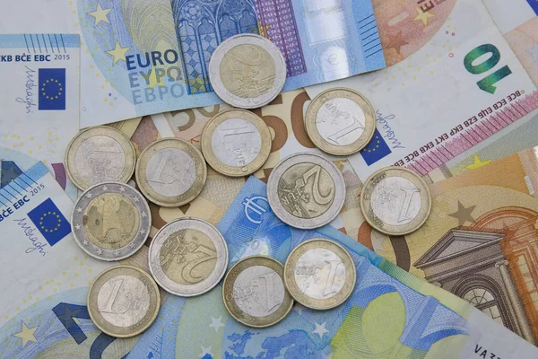 多くのコインやヨーロッパ通貨 ユーロの手形を持つテーブルのトップビュー ヨーロッパ各国で鋳造された硬貨の背景 — ストック写真