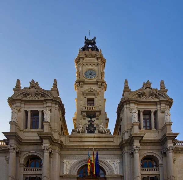 Vista Dal Suolo Della Parte Alta Dell Edificio Del Municipio — Foto Stock