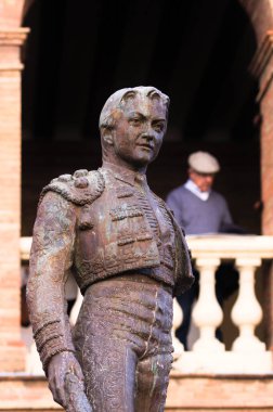 Valencia 'daki arenanın önündeki boğa güreşçisi Manolo Montoliu' nun resmi. Yaşlı bir adam ringin balkonundan sokağa bakarken görülüyor.