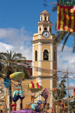 Torrent 'teki San Jose şenliklerinde Parroquia de Sant Lluis Bertran' ın yanındaki Fellas anıtı (Valencia, İspanya)