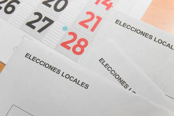 Zbliżenie Niektórych Kopert Wyborczych Wybory Samorządowe Lokalne Kalendarzu Którym Podkreślono — Zdjęcie stockowe