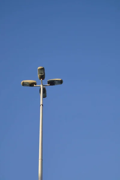 Verticale Afbeelding Van Een Paal Met Meerdere Lantaarnpalen Aan Een — Stockfoto