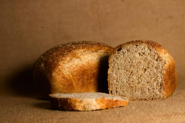 Kahverengi bir çuval bezi üzerinde ev yapımı un ekmeğinin fotokopi alanından çıkarken çekilmiş bir fotoğrafı.