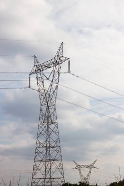Elektrik kulesi ya da bir nükleer enerji santrali tarafından üretilen elektrik nakil hatlarına destek olarak hizmet veren yüksek katlı elektrik desteği. Elektrik maliyeti kavramı