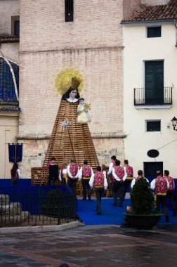 Mart 2013. Torrent, Valencia, İspanya. Valensiya (İspanya) şehrinin fallerolarının çiçeklerle sunduğu soyunma odalarıyla çevrili bir kasaba meydanında Virgen de los Desamparados