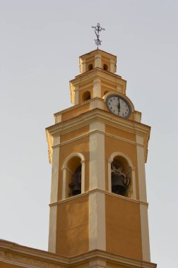 Akdeniz 'de Katolik bir inzivaya çekilmiş çan kulesine yakın çekim.