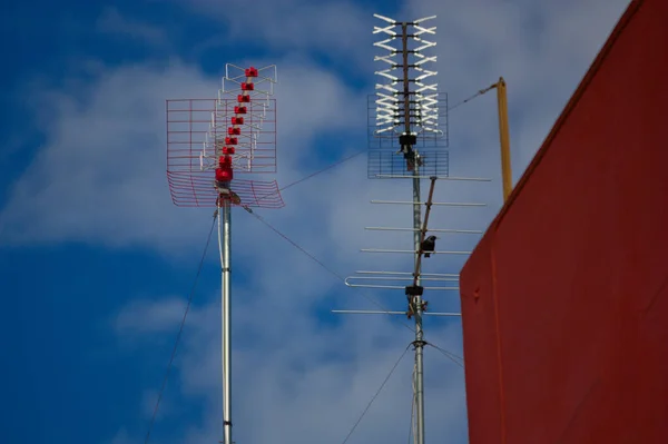 Kép Két Yagi Típusú Antenna Található Tetején Egy Ház Városban — Stock Fotó