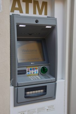 2022 yılı. Valencia, İspanya. Bankamatik görüntüsü, çeşitli kredi kartlarını her zaman çekmek için kabul eder.