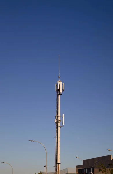 Imagem Uma Torre Com Antenas Utilizadas Para Emissão Recepção Sinais — Fotografia de Stock