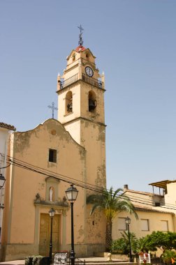 Valencia 'nın Otos kasabasında (İspanya) bulunan Lekesiz Gebelik Kilisesi' nin saat kulesi ve ana cephesi.)