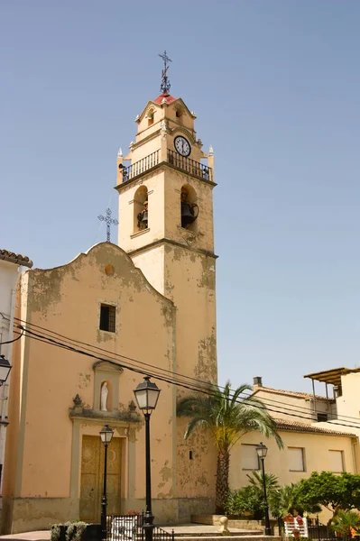 Valencia 'nın Otos kasabasında (İspanya) bulunan Lekesiz Gebelik Kilisesi' nin saat kulesi ve ana cephesi.)