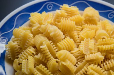 Radyatör olarak bilinen çiğ İtalyan kurutulmuş makarnasına yakın plan.
