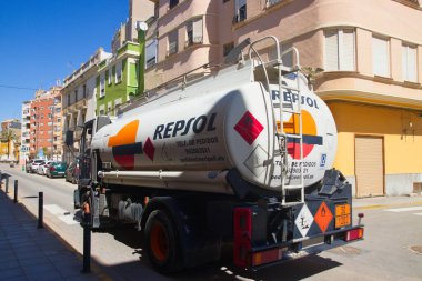 2022 yılı. Valencia, İspanya. Repsol şirketi yakıt nakliye kamyonu küçük bir kasabadan geçiyor.