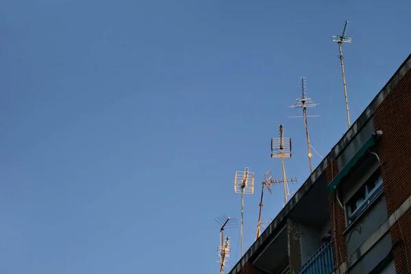 Kilátás Tető Egy Lakóépület Amely Sok Antennák Orientált Felé Legközelebbi — Stock Fotó