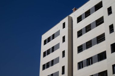 İnşaat halindeki bir binanın altından yeni bir konut ve ofis için tasarlanmış görüntüler