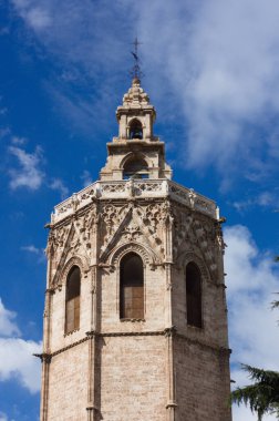 Valencia 'daki Plaza de la Reina' dan (İspanya) görülen Valencia Katedrali 'nin yanındaki Miguelete (El Micalet) olarak bilinen çan kulesinin üst kısmına yakın çekim yapılmıştır.)