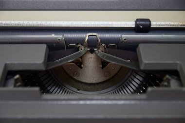 Eski bir daktilonun orta kısmını hayal edin. Kağıt baskı makinesi, silindir, manuel daktilo şeridi...