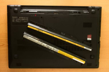 Yukarıdan çekilmiş bir çift pil resmi, biri orijinal diğeri ise Lenovo marka dizüstü bilgisayar için Duracell 2 güç markasının yerine kullanılmış.