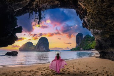 Railay sahilinde yürüyen bir kadın, Tayland 'da Krabi..