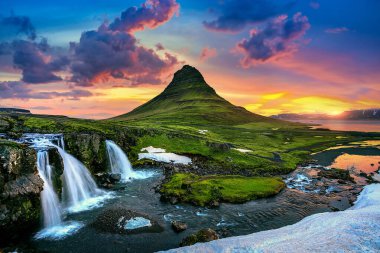 Kirkjufell gün doğumunda İzlanda 'da. Güzel manzara.