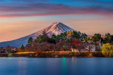 Japonya 'daki Kawaguchiko Gölü' nde Sonbahar Mevsimi ve Fuji Dağı.
