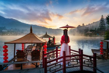 Tayland 'ın mae hong bölgesindeki Ban rak Thai köyünde geleneksel Çin elbisesi giyen Asyalı kadın..