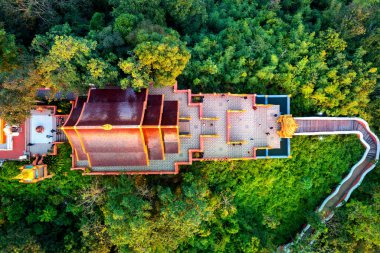 Wat Phra 'nın Lampang, Tayland' daki Doi Phra Chan tapınağının havadan görünüşü.