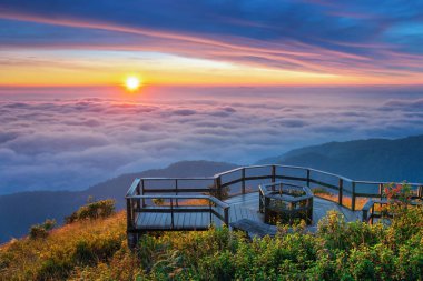 Doi inthanon, Chiang Mai, Tayland 'daki Kew Mae Pan bakış açısında güzel bir gün batımı..