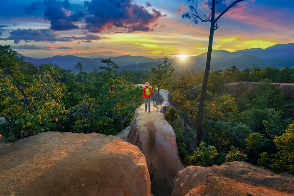 泰国梅洪县白峡谷一带的年轻人徒步旅行 远足和小径的概念 — 图库照片