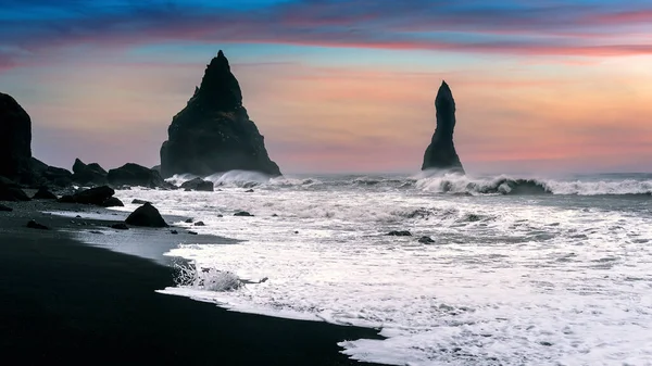 Vik Und Basaltsäulen Bei Sonnenuntergang Schwarzer Sandstrand Island — Stockfoto