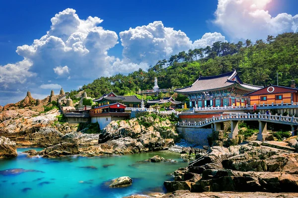Haedong Yonggungsa Tapınağı ve Busan, Busan, Güney Kore Budist tapınağı Haeundae denizde.