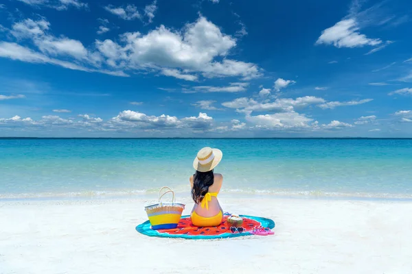 Mujer Joven Bikini Relajarse Playa Mujer Relajante Arena Blanca Con — Foto de Stock