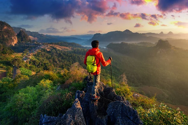 Backpacker Στέκεται Στην Ανατολή Άποψη Στο Χωριό Mae Hong Son — Φωτογραφία Αρχείου