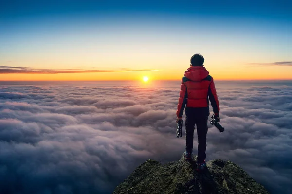 Fotograf Drží Fotoaparát Stojí Vyhlídce Nad Mraky Pohled Panorama Při — Stock fotografie