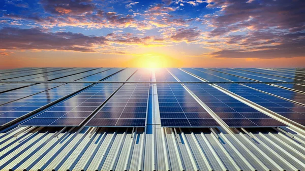 Çatıdaki Güneş Panelleri Güneş Hücresi — Stok fotoğraf