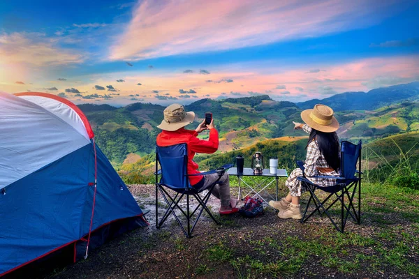 Couple Tourists Enjoying Camping Mountains Traveler Take Photo Viewpoint — Stock Photo, Image