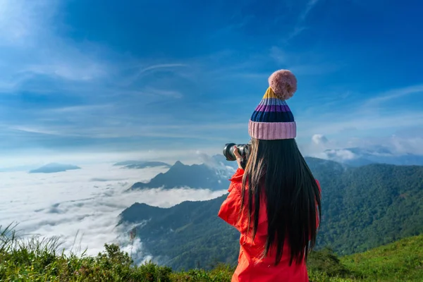 游客在山上用数码相机拍照 泰国清莱的Phu Chi Fa山 — 图库照片