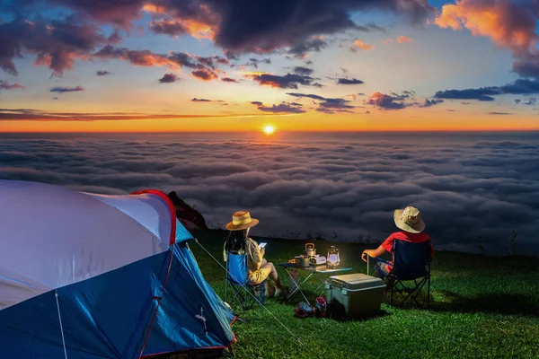 Couple Tourists Enjoying Camping Sunrise Mountains — Stock Photo, Image