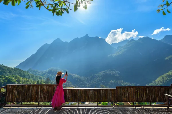 Kvinna Turist Tar Foto Doi Luang Chiang Dao Berg Chiang — Stockfoto