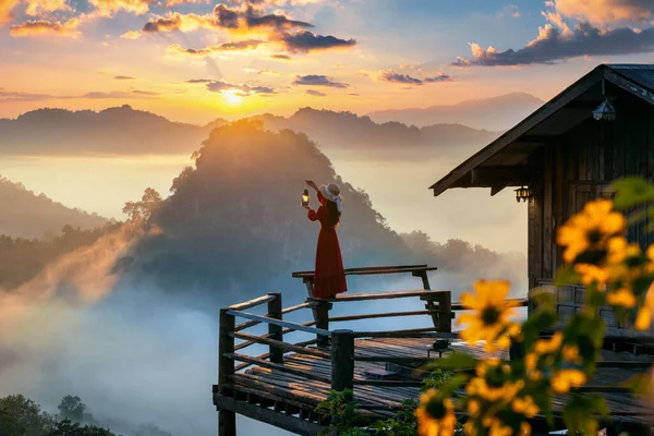 Menina Bonita Segurando Lanterna Tempestade Desfrutando Névoa Manhã Aldeia Jabo — Fotografia de Stock