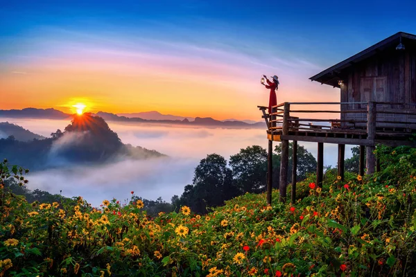 Beautiful Girl Holding Storm Lantern Enjoying Morning Mist Jabo Village — Stock Photo, Image