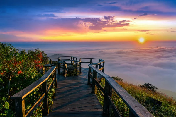 Doi inthanon, Chiang Mai, Tayland 'daki Kew Mae Pan bakış açısında güzel bir gün batımı..