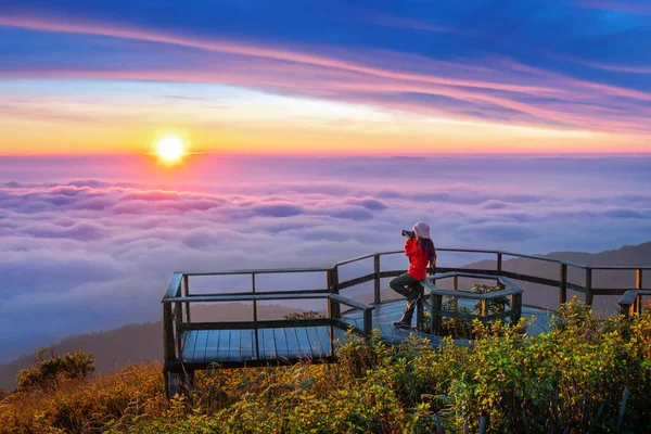 Doi inthanon, Chiang Mai, Tayland 'da gün batımını seyreden bir turist..