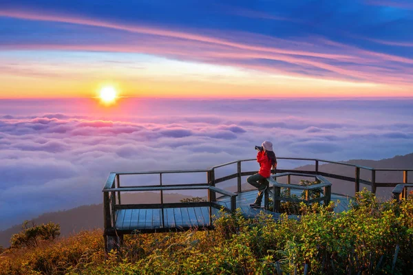 Turist Njuter Solnedgången Kew Mae Pan Utsiktsplats Doi Inthanon Chiang — Stockfoto