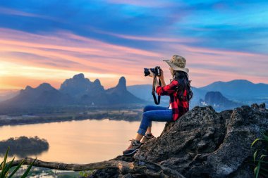 Turistler gün batımında, Lopburi, Tayland 'da Phu Sublek bakış açısıyla fotoğraf çekiyorlar..